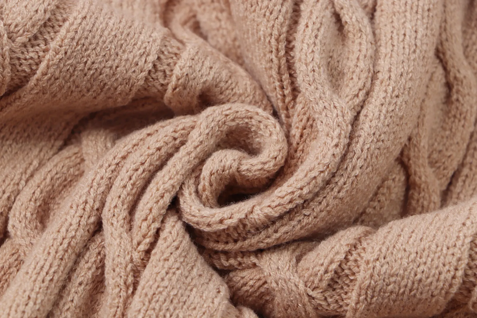 P210 [Ralph Lauren round neck solid color pony embroidery logo twist knitted sweater] ✅Ralph Lauren classic basic versatile knitted pullover crew neck sweater for men and women ✅Main supplier platform live broadcast Wholesale entity Replenish when out of stock will not be removed from the shelves ✅ZP quality 1:1 pattern making Scan the code to enter the GF website Counter quality ✅Detailed quality is the only one in Guangzhou Imported quality cotton yarn Focus on high-end cost-effective Good quality Needless to say ✅The version is restored to the original version. The maximum size can be worn up to 1105 pounds. Loose, comfortable and stress-free. ✅The upper body is simple and easy to match. A must-have for ootd. Good-looking clothes are never picky. A must-have in couples’ wardrobes. Size: S-XL. Color: black, white, gray, royal blue, pink, sky blue, khaki.